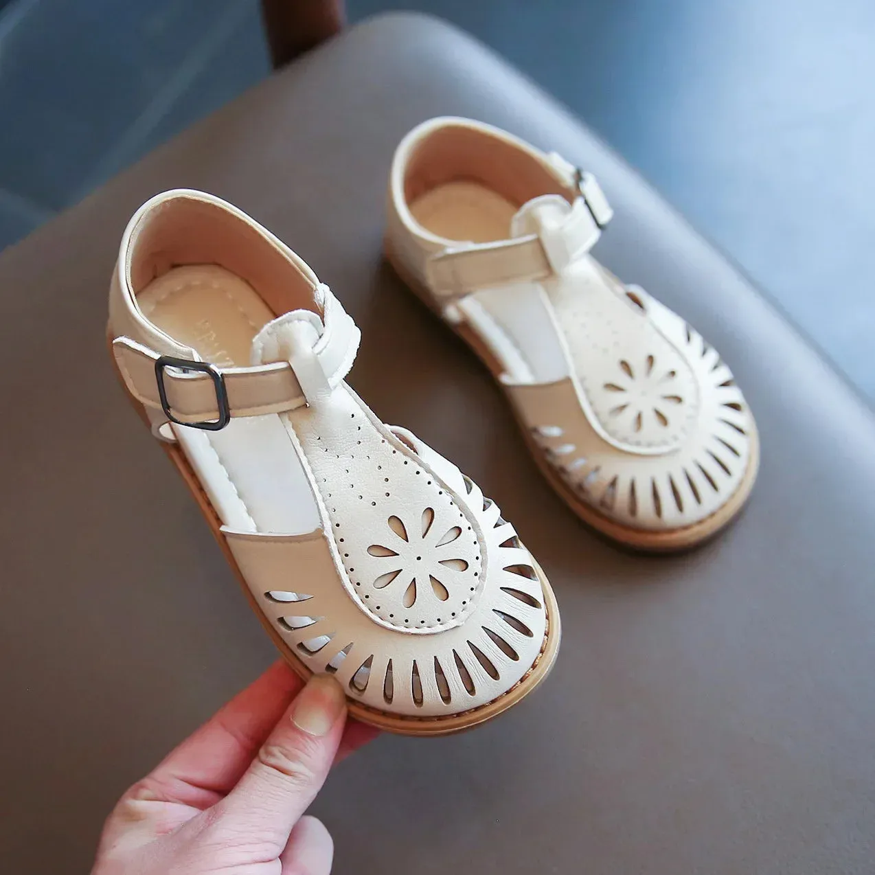 Girls Half Sandals 2024 Spring Summer British Style Children Beach Shoes Cut-outs Kids Flat Shoes Sandals 22-36 Princess Vintage