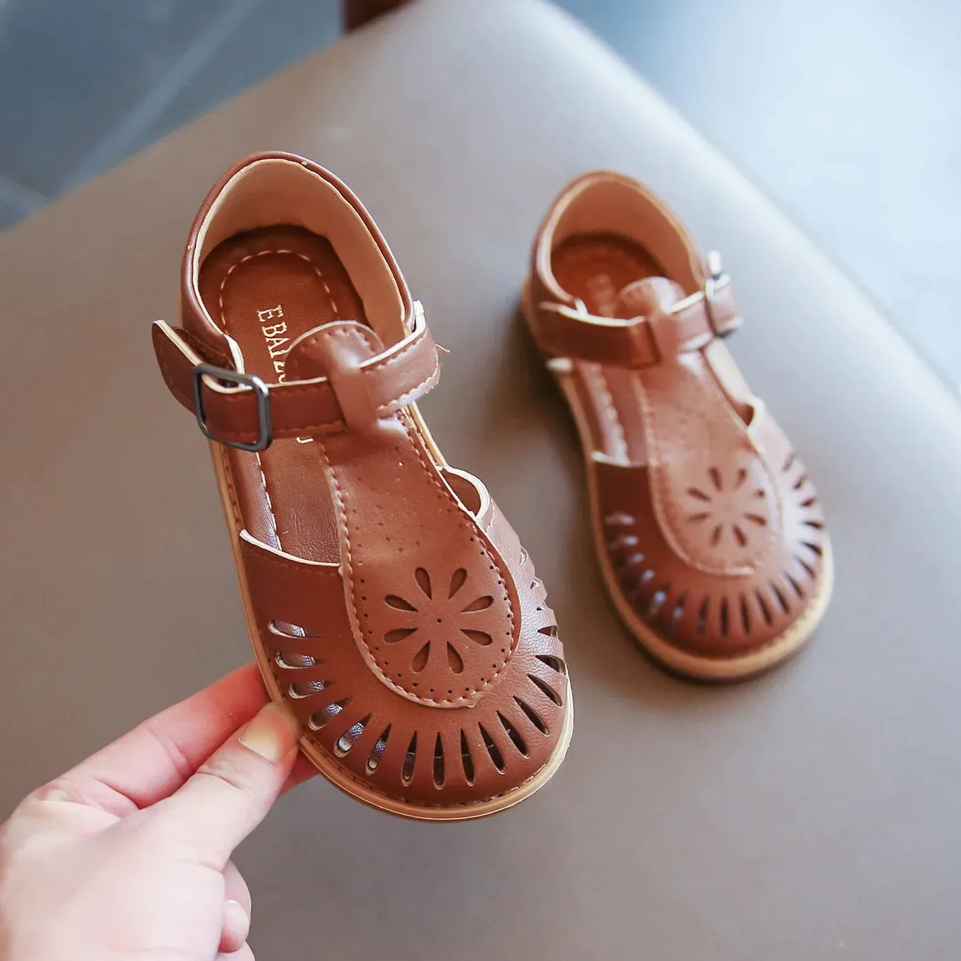 Girls Half Sandals 2024 Spring Summer British Style Children Beach Shoes Cut-outs Kids Flat Shoes Sandals 22-36 Princess Vintage